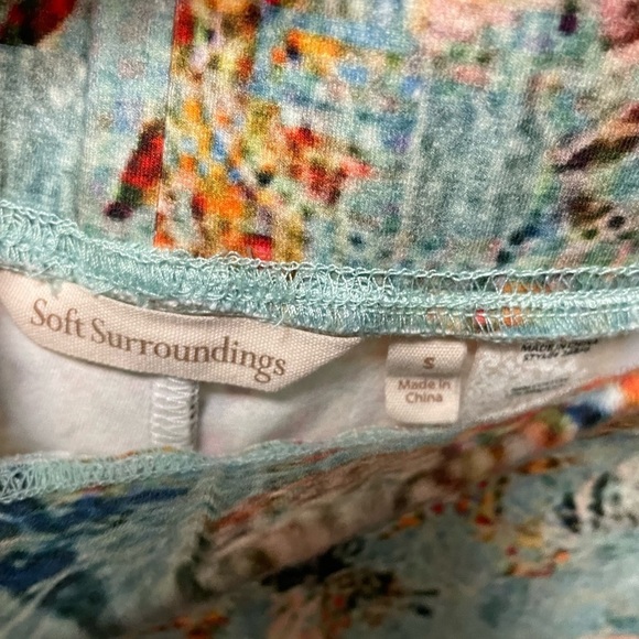Soft surroundings have to have blue corduba printed ankle pants sz small - Picture 4 of 4
